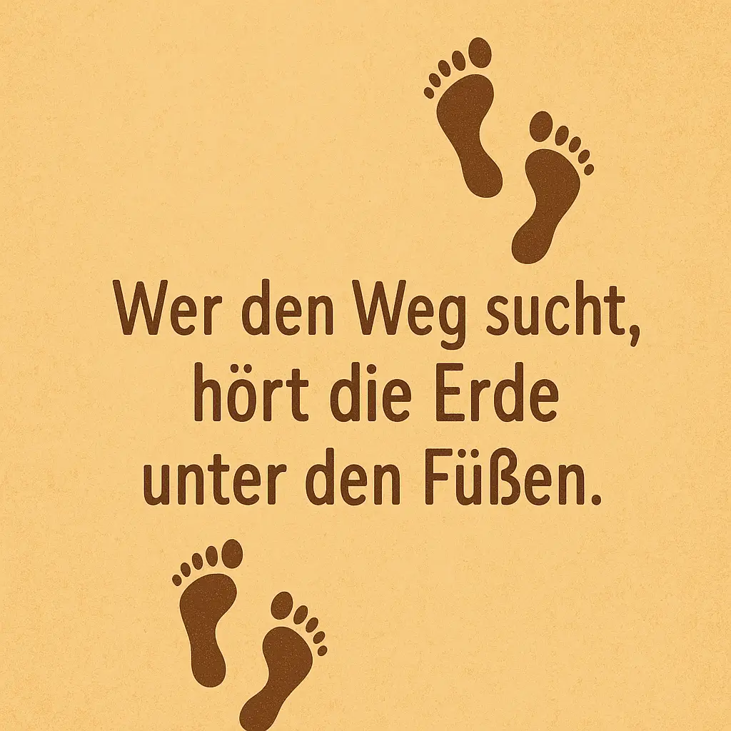 Beiger Hintergrund mit stilisierten Fußspuren; Text: Wer den Weg sucht, hört die Erde unter den Füßen.